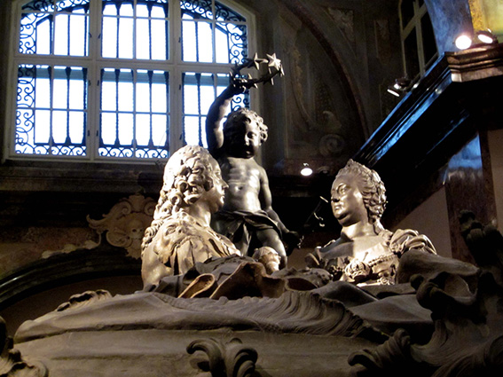 瑪麗亞與弗朗茨對望的雕像 圖片來源：Neverlanding