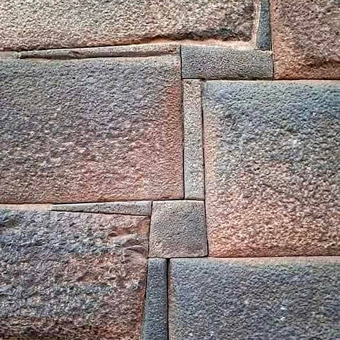 印加帝國不規則卻緊密拼合的石牆遺跡