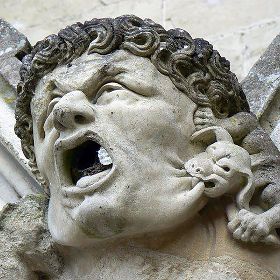 在神聖的哥德式教堂上，有格格不入的怪獸雕塑