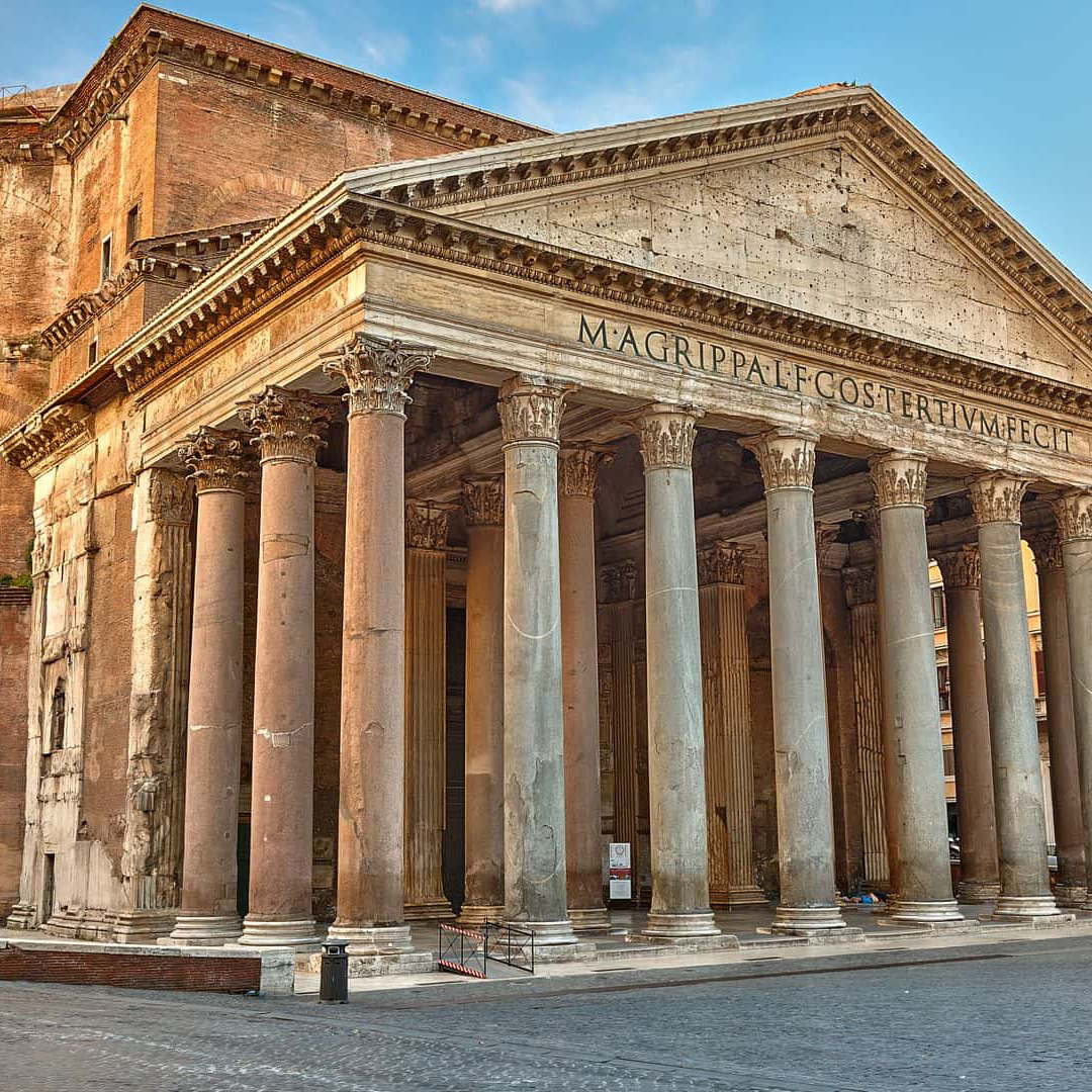 擁有羅馬現存最古老及仍在使用的巨門－萬神殿